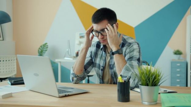 pexels-silverkblack-39219378 https://www.pexels.com/fr-fr/photo/jeune-homme-stresse-au-travail-avec-son-ordinateur-portable-39219378/