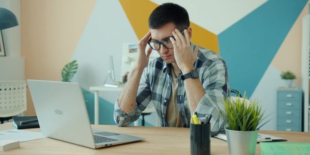 https://www.pexels.com/fr-fr/photo/jeune-homme-stresse-au-travail-avec-son-ordinateur-portable-39219378/